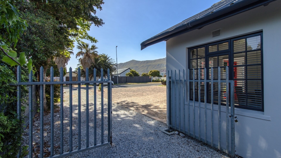 1 Bedroom Property for Sale in Sandbaai Western Cape